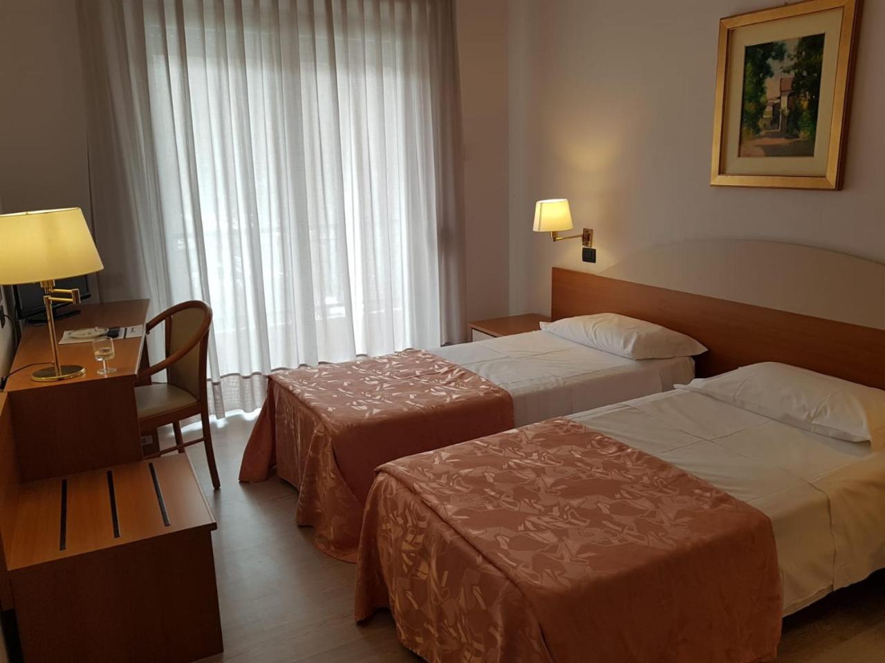 Roero Park Hotel Sommariva Perno Exteriör bild